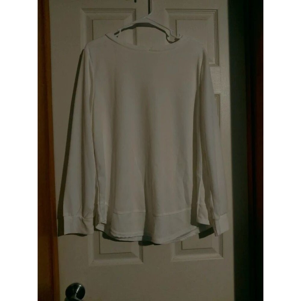 White top - Picture 3 of 9